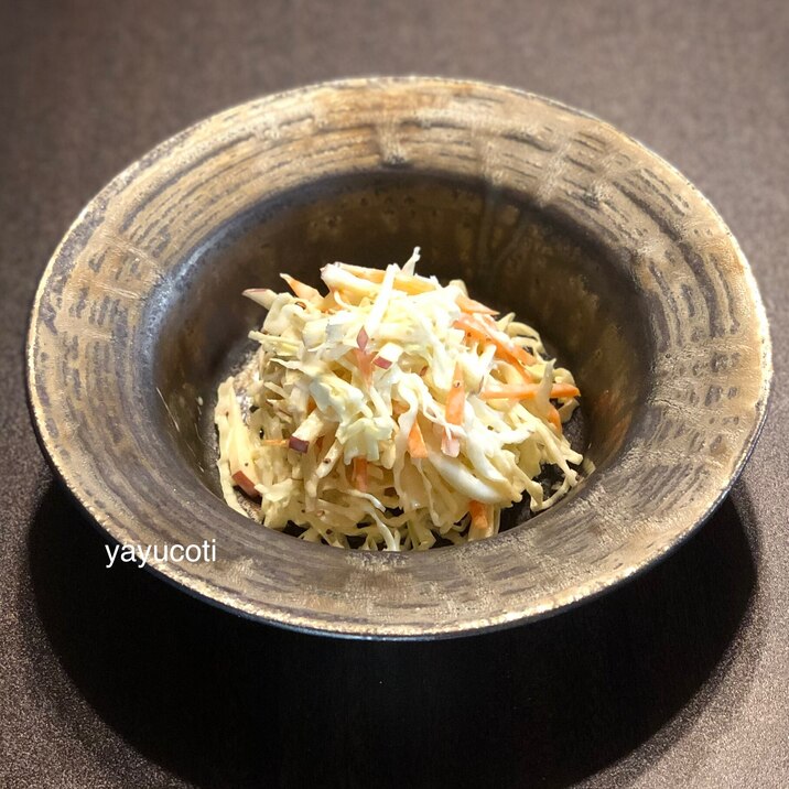 切って和えるだけ!りんご入り簡単コールスロー